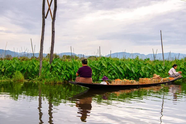 Inle Lake, Myanmar - 30 Ağustos 2016: Myanmar'ın Shan Eyaletinin Taunggyi İlçesi'nin Nyaungshwe İlçesi'nde bulunan bir tatlı su gölü olan Inle Sap'ın üzerinde bambu teknede bulunan tanımlanamayan Birmanyalı kadınlar