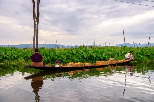 Inle Lake, Myanmar - 30 Ağustos 2016: Myanmar'ın Shan Eyaletinin Taunggyi İlçesi'nin Nyaungshwe İlçesi'nde bulunan bir tatlı su gölü olan Inle Sap'ın üzerinde bambu teknede bulunan tanımlanamayan Birmanyalı kadınlar