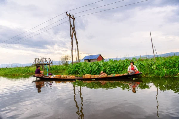 Inle Lake, Myanmar - 30 Ağustos 2016: Myanmar'ın Shan Eyaletinin Taunggyi İlçesi'nin Nyaungshwe İlçesi'nde bulunan bir tatlı su gölü olan Inle Sap'ın üzerinde bambu teknede bulunan tanımlanamayan Birmanyalı kadınlar