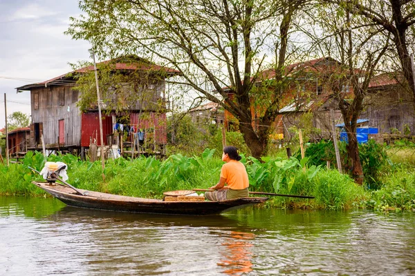 Inle Lake Myanmar Aug 2016 Unidentified Burmese Woman Bamboo Boat — Stock Photo, Image