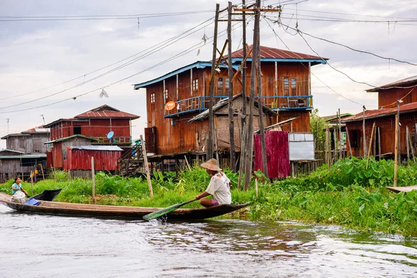 Inle Lake, Myanmar - 30 Ağustos 2016: Shan Eyaleti'nin Taunggyi İlçesi Nyaungshwe İlçesi'nde bulunan bir tatlı su gölü olan Inle Sap'ın üzerinde çantalı bambu teknede tanımlanamayan Birmanyalı adam