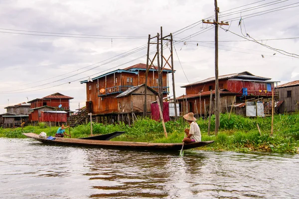 Inle Lake, Myanmar - 30 Ağustos 2016: Shan Eyaleti'nin Taunggyi İlçesi Nyaungshwe İlçesi'nde bulunan bir tatlı su gölü olan Inle Sap'ın üzerinde çantalı bambu teknede tanımlanamayan Birmanyalı adam