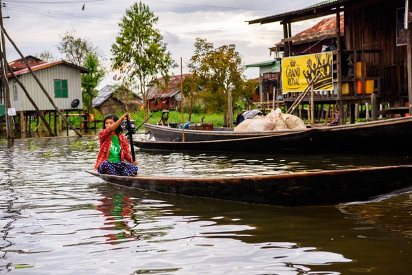 Inle Lake, Myanmar - Ağu 30, 2016: Bambu tekne kimliği belirsiz Birmanya kız Inle Sap üzerinde yelken, Shan Eyaleti Taunggyi İlçesi Nyaungshwe İlçesi'nde bulunan bir tatlı su gölü, Myanmar