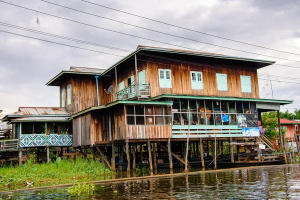 Inn Paw Khon, Myanmar - 30 Ağustos 2016: Inle Sap üzerinde Inpawkhon köyü, Shan Eyaleti Taunggyi İlçesi Nyaungshwe İlçesi'nde bir tatlı su gölü, Myanmar