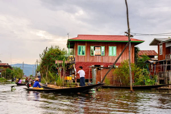 Inn Paw Khon, Myanmar - 30 Ağustos 2016: Inle Sap üzerinde Inpawkhon köyü, Shan Eyaleti Taunggyi İlçesi Nyaungshwe İlçesi'nde bir tatlı su gölü, Myanmar
