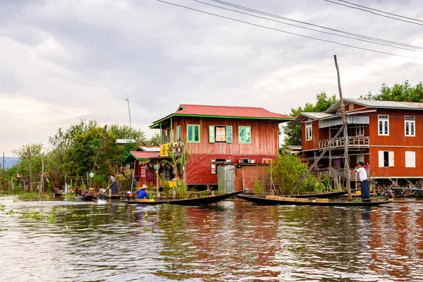 Inn Paw Khon, Myanmar - 30 Ağustos 2016: Inle Sap üzerinde Inpawkhon köyü, Shan Eyaleti Taunggyi İlçesi Nyaungshwe İlçesi'nde bir tatlı su gölü, Myanmar