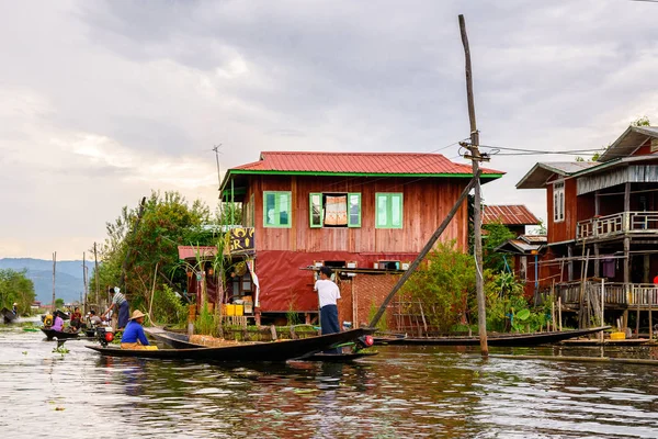Inn Paw Khon, Myanmar - 30 Ağustos 2016: Inle Sap üzerinde Inpawkhon köyü, Shan Eyaleti Taunggyi İlçesi Nyaungshwe İlçesi'nde bir tatlı su gölü, Myanmar