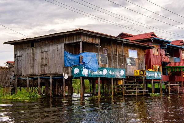 Inn Paw Khon, Myanmar - 30 Ağustos 2016: Inle Sap üzerinde Inpawkhon köyü, Shan Eyaleti Taunggyi İlçesi Nyaungshwe İlçesi'nde bir tatlı su gölü, Myanmar