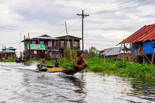 Inn Paw Khon, Myanmar - 30 Ağustos 2016: Inle Sap üzerinde Inpawkhon köyü, Shan Eyaleti Taunggyi İlçesi Nyaungshwe İlçesi'nde bir tatlı su gölü, Myanmar