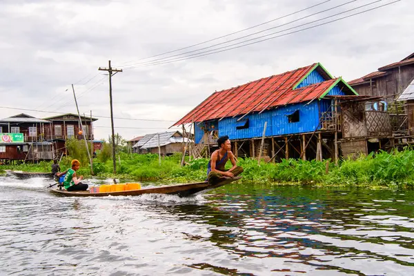 Inn Paw Khon, Myanmar - 30 Ağustos 2016: Inle Sap üzerinde Inpawkhon köyü, Shan Eyaleti Taunggyi İlçesi Nyaungshwe İlçesi'nde bir tatlı su gölü, Myanmar