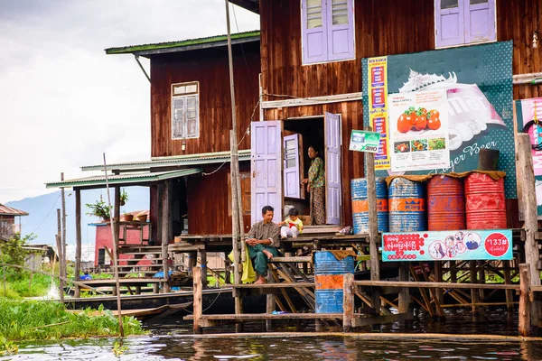 Inn Paw Khon, Myanmar - 30 Ağustos 2016: Inle Sap üzerinde Inpawkhon köyü, Shan Eyaleti Taunggyi İlçesi Nyaungshwe İlçesi'nde bir tatlı su gölü, Myanmar