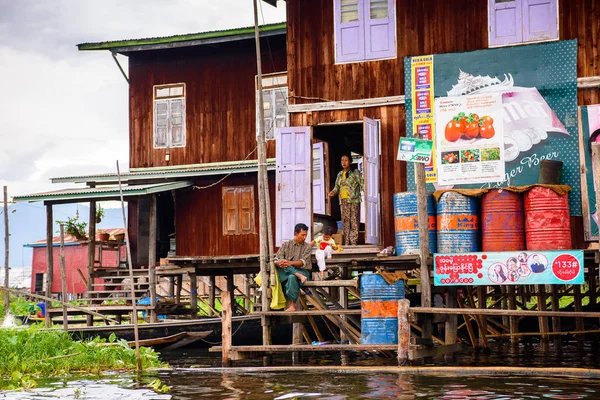 Inn Paw Khon, Myanmar - 30 Ağustos 2016: Inle Sap üzerinde Inpawkhon köyü, Shan Eyaleti Taunggyi İlçesi Nyaungshwe İlçesi'nde bir tatlı su gölü, Myanmar