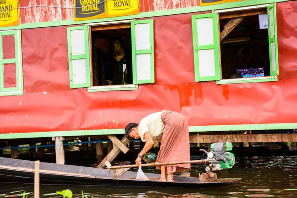 Inn Paw Khon, Myanmar - 30 Ağustos 2016: Inle Sap üzerinde Inpawkhon köyü, Shan Eyaleti Taunggyi İlçesi Nyaungshwe İlçesi'nde bir tatlı su gölü, Myanmar