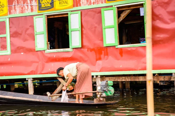 Inn Paw Khon, Myanmar - 30 Ağustos 2016: Inle Sap üzerinde Inpawkhon köyü, Shan Eyaleti Taunggyi İlçesi Nyaungshwe İlçesi'nde bir tatlı su gölü, Myanmar