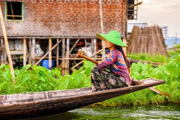 Inle Lake, Myanmar - Ağu 30, 2016: Bambu tekne kimliği belirsiz Birmanya kız Inle Sap üzerinde yelken, Shan Eyaleti Taunggyi İlçesi Nyaungshwe İlçesi'nde bulunan bir tatlı su gölü, Myanmar