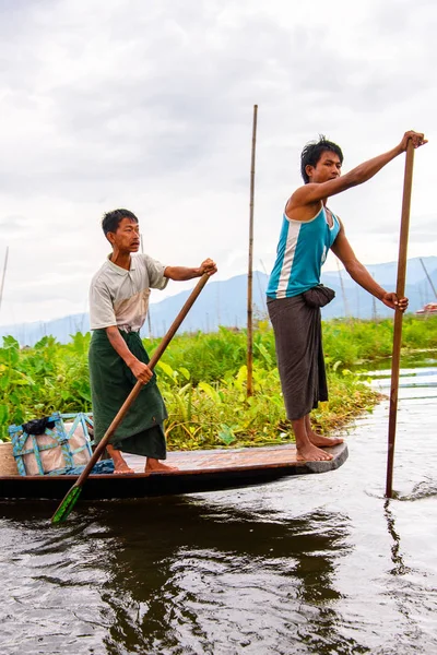 Inle Lake, Myanmar - 30 Ağustos 2016: Myanmar'ın Shan Eyaletinin Taunggyi İlçesi'nin Nyaungshwe İlçesi'nde bulunan bir tatlı su gölü olan Inle Sap'ın üzerinde bambu tekneyle seyreden tanımlanamayan Birmanyalılar