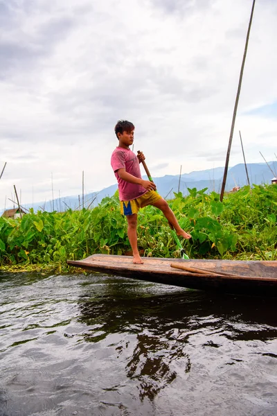 Inle Lake, Myanmar - 30 Ağustos 2016: Myanmar'ın Shan Eyaletinin Taunggyi İlçesi'nin Nyaungshwe İlçesi'nde bulunan bir tatlı su gölü olan Inle Sap'ın üzerinde bambu teknede bulunan tanımlanamayan Birmanyalı adam