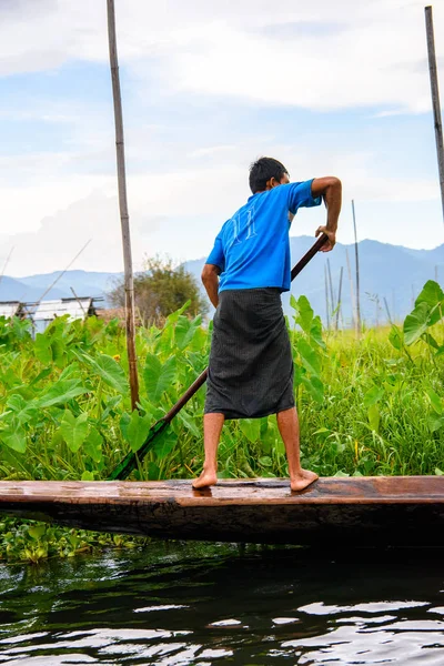 Inle Lake, Myanmar - 30 Ağustos 2016: Myanmar'ın Shan Eyaletinin Taunggyi İlçesi'nin Nyaungshwe İlçesi'nde bulunan bir tatlı su gölü olan Inle Sap'ın üzerinde bambu teknede bulunan tanımlanamayan Birmanyalı adam
