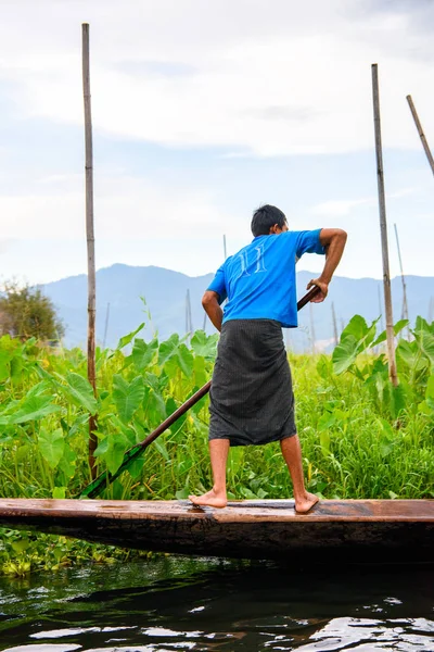 Inle Lake, Myanmar - 30 Ağustos 2016: Myanmar'ın Shan Eyaletinin Taunggyi İlçesi'nin Nyaungshwe İlçesi'nde bulunan bir tatlı su gölü olan Inle Sap'ın üzerinde bambu teknede bulunan tanımlanamayan Birmanyalı adam