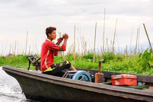 Inle Lake, Myanmar - 30 Ağustos 2016: Myanmar'ın Shan Eyaletinin Taunggyi İlçesi'nin Nyaungshwe İlçesi'nde bulunan bir tatlı su gölü olan Inle Sap'ın üzerinde bambu teknede bulunan tanımlanamayan Birmanyalı adam