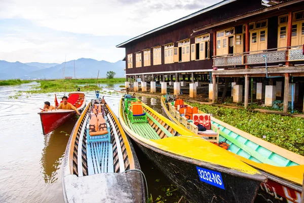 Inn Paw Khon, Myanmar - 30 Ağustos 2016: Inle Sap üzerinde Inpawkhon köyü, Shan Eyaleti Taunggyi İlçesi Nyaungshwe İlçesi'nde bir tatlı su gölü, Myanmar