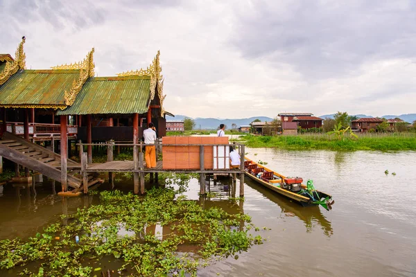 Inn Paw Khon, Myanmar - 30 Ağustos 2016: Inle Sap üzerinde Inpawkhon köyü, Shan Eyaleti Taunggyi İlçesi Nyaungshwe İlçesi'nde bir tatlı su gölü, Myanmar