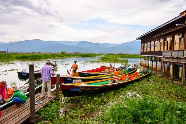 Inn Paw Khon, Myanmar - 30 Ağustos 2016: Inle Sap üzerinde Inpawkhon köyü, Shan Eyaleti Taunggyi İlçesi Nyaungshwe İlçesi'nde bir tatlı su gölü, Myanmar