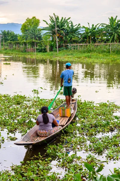 Inle Lake, Myanmar - 30 Ağustos 2016: Myanmar'ın Shan Eyaletinin Taunggyi İlçesi'nin Nyaungshwe İlçesi'nde bulunan bir tatlı su gölü olan Inle Sap'ın üzerinde bambu teknede bulunan tanımlanamayan Birmanyalı adam