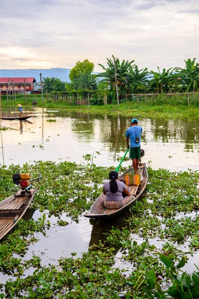 Inle Lake, Myanmar - 30 Ağustos 2016: Myanmar'ın Shan Eyaletinin Taunggyi İlçesi'nin Nyaungshwe İlçesi'nde bulunan bir tatlı su gölü olan Inle Sap'ın üzerinde bambu teknede bulunan tanımlanamayan Birmanyalı adam