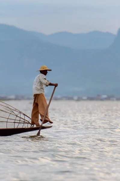 Lago Inle Myanmar Agosto 2016 Uomo Birmano Non Identificato Barca — Foto Stock
