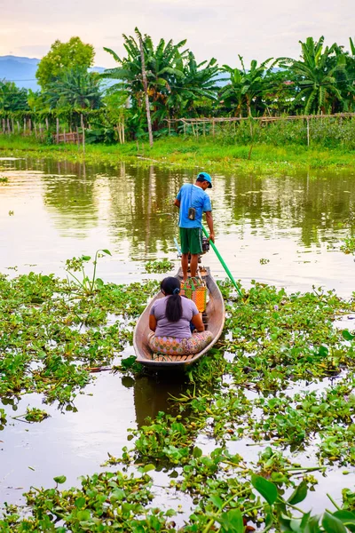Inle Lake, Myanmar - 30 Ağustos 2016: Myanmar'ın Shan Eyaletinin Taunggyi İlçesi'nin Nyaungshwe İlçesi'nde bulunan bir tatlı su gölü olan Inle Sap'ın üzerinde bambu teknede bulunan tanımlanamayan Birmanyalı adam