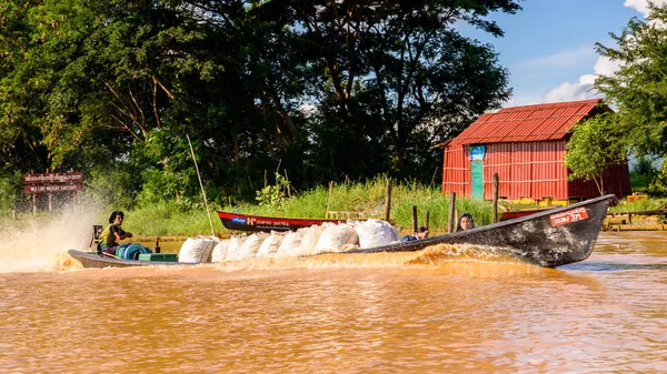 Inn Paw Khon, Myanmar - 30 Ağustos 2016: Inle Sap üzerinde Inpawkhon köyünde house, Shan State Taunggyi İlçesi Nyaungshwe İlçesi'nde bir tatlı su gölü, Myanmar