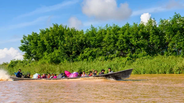 Inle Lake, Myanmar - 30 Ağustos 2016: Myanmar'ın Shan Eyaletinin Taunggyi İlçesi'nin Nyaungshwe İlçesi'nde bulunan bir tatlı su gölü olan Inle Sap'ın üzerinde bambu tekneyle seyreden tanımlanamayan Birmanyalılar