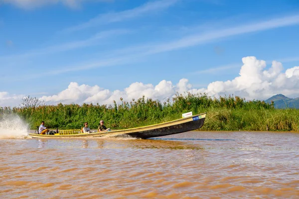 Inle Lake, Myanmar - 30 Ağustos 2016: Myanmar'ın Shan Eyaletinin Taunggyi İlçesi'nin Nyaungshwe İlçesi'nde bulunan bir tatlı su gölü olan Inle Sap'ın üzerinde bambu tekneyle seyreden tanımlanamayan Birmanyalılar
