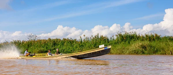 Inle Lake Myanmar Aug 2016 Unidentified Burmese People Bamboo Boat — Stock Photo, Image