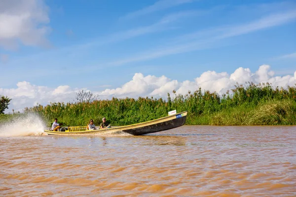 Inle Lake, Myanmar - 30 Ağustos 2016: Myanmar'ın Shan Eyaletinin Taunggyi İlçesi'nin Nyaungshwe İlçesi'nde bulunan bir tatlı su gölü olan Inle Sap'ın üzerinde bambu tekneyle seyreden tanımlanamayan Birmanyalılar