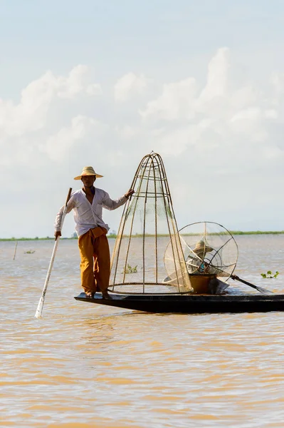 Inle Lake, Myanmar - 30 Ağustos 2016: Özel el yapımı ağı olan bir teknede tanımlanamayan Birmanyalı balıkçı. Bu Myanmar balıkçılık geleneksel yoludur