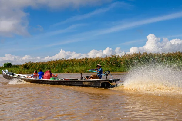 Inle Lake, Myanmar - 30 Ağustos 2016: Myanmar'ın Shan Eyaletinin Taunggyi İlçesi'nin Nyaungshwe İlçesi'nde bulunan bir tatlı su gölü olan Inle Sap'ın üzerinde bambu tekneyle seyreden tanımlanamayan Birmanyalılar