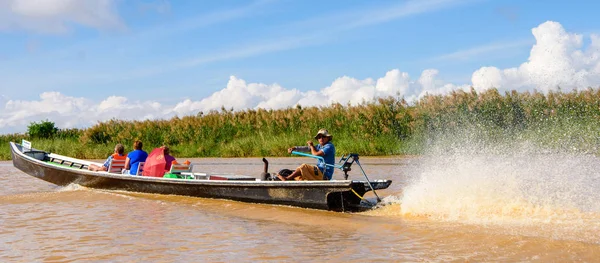 Inle Lake, Myanmar - 30 Ağustos 2016: Myanmar'ın Shan Eyaletinin Taunggyi İlçesi'nin Nyaungshwe İlçesi'nde bulunan bir tatlı su gölü olan Inle Sap'ın üzerinde bambu tekneyle seyreden tanımlanamayan Birmanyalılar