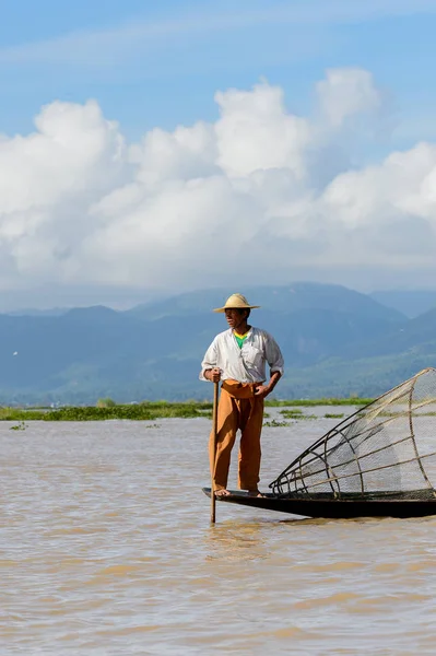 Inle Lake, Myanmar - 30 Ağustos 2016: Özel el yapımı ağı olan bir teknede tanımlanamayan Birmanyalı balıkçı. Bu Myanmar balıkçılık geleneksel yoludur