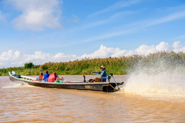 Inle Lake, Myanmar - 30 Ağustos 2016: Myanmar'ın Shan Eyaletinin Taunggyi İlçesi'nin Nyaungshwe İlçesi'nde bulunan bir tatlı su gölü olan Inle Sap'ın üzerinde bambu tekneyle seyreden tanımlanamayan Birmanyalılar