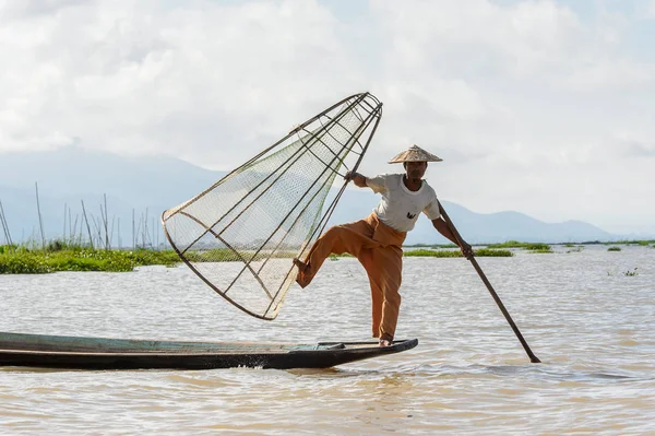 Inle Lake, Myanmar - 30 Ağustos 2016: Özel el yapımı ağı olan bir teknede tanımlanamayan Birmanyalı balıkçı. Bu Myanmar balıkçılık geleneksel yoludur