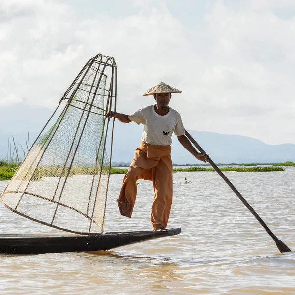 Inle Lake, Myanmar - 30 Ağustos 2016: Özel el yapımı ağı olan bir teknede tanımlanamayan Birmanyalı balıkçı. Bu Myanmar balıkçılık geleneksel yoludur