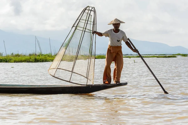 Inle Lake, Myanmar - 30 Ağustos 2016: Özel el yapımı ağı olan bir teknede tanımlanamayan Birmanyalı balıkçı. Bu Myanmar balıkçılık geleneksel yoludur