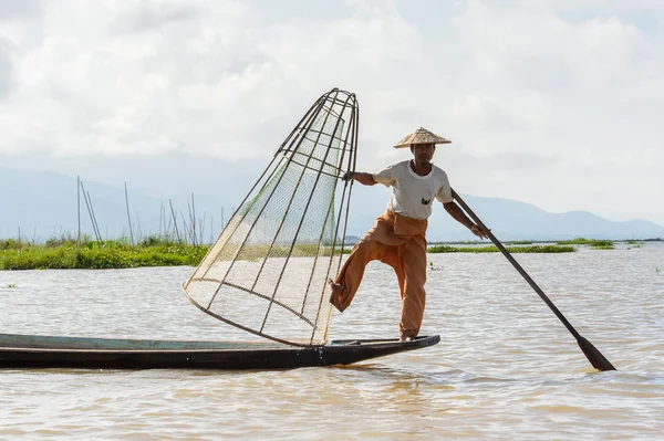 Inle Lake, Myanmar - 30 Ağustos 2016: Özel el yapımı ağı olan bir teknede tanımlanamayan Birmanyalı balıkçı. Bu Myanmar balıkçılık geleneksel yoludur