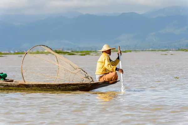Inle Lake, Myanmar - 30 Ağustos 2016: Özel el yapımı ağı olan bir teknede tanımlanamayan Birmanyalı balıkçı. Bu Myanmar balıkçılık geleneksel yoludur