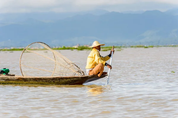 Inle Lake, Myanmar - 30 Ağustos 2016: Özel el yapımı ağı olan bir teknede tanımlanamayan Birmanyalı balıkçı. Bu Myanmar balıkçılık geleneksel yoludur