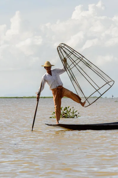Inle Lake, Myanmar - 30 Ağustos 2016: Özel el yapımı ağı olan bir teknede tanımlanamayan Birmanyalı balıkçı. Bu Myanmar balıkçılık geleneksel yoludur