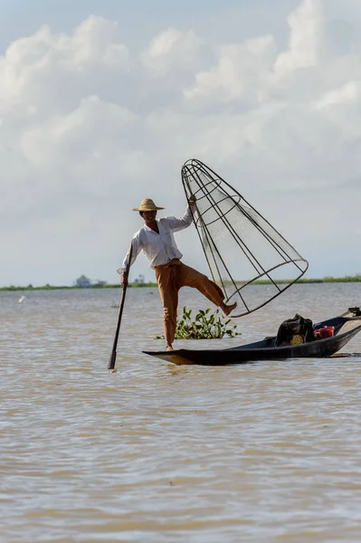 Inle Lake, Myanmar - 30 Ağustos 2016: Özel el yapımı ağı olan bir teknede tanımlanamayan Birmanyalı balıkçı. Bu Myanmar balıkçılık geleneksel yoludur
