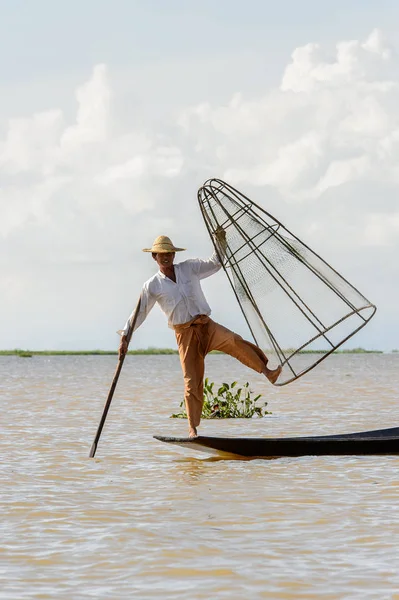 Inle Lake, Myanmar - 30 Ağustos 2016: Özel el yapımı ağı olan bir teknede tanımlanamayan Birmanyalı balıkçı. Bu Myanmar balıkçılık geleneksel yoludur